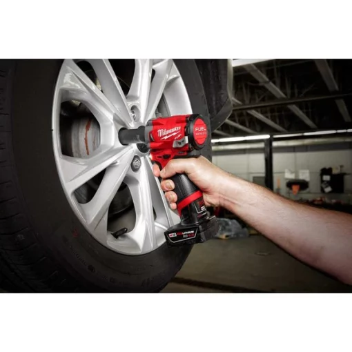 M12 FUEL™ Stubby 1/2" Impact Wrench Kit w/ M12™ REDLITHIUM™ XC6.0 Bat.