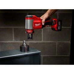 Milwaukee M18 FORCE LOGIC 10 Ton Knockout Tool 1/2" to 2" Kit 6 M18 FORCE LOGIC 10 Ton Knockout Tool 1/2" to 2" Kit