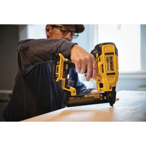 20V MAX* XR(R) 18 GA Cordless Narrow Crown Stapler Kit