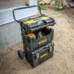 Dewalt ToughSystem® Bluetooth Speaker & Jobsite Radio w/ Built-in Battery Charger 6 ToughSystem® Bluetooth Speaker & Jobsite Radio w/ Built-in Battery Charger