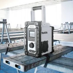 Makita 18V LXT® Job Site Radio 4 18V LXT® Job Site Radio